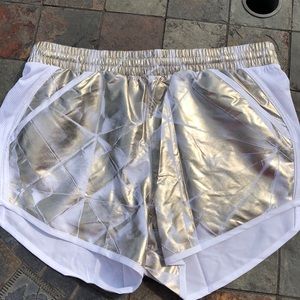 UA GOLD METALIC SHORT LARGE LOOSE/Lining